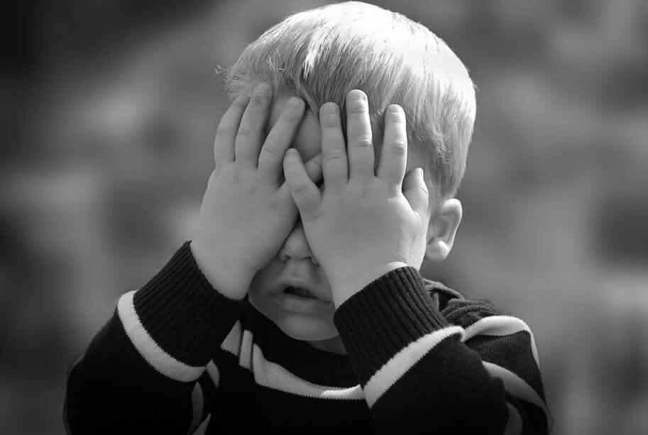 Image télétravail enfant cache ses yeux